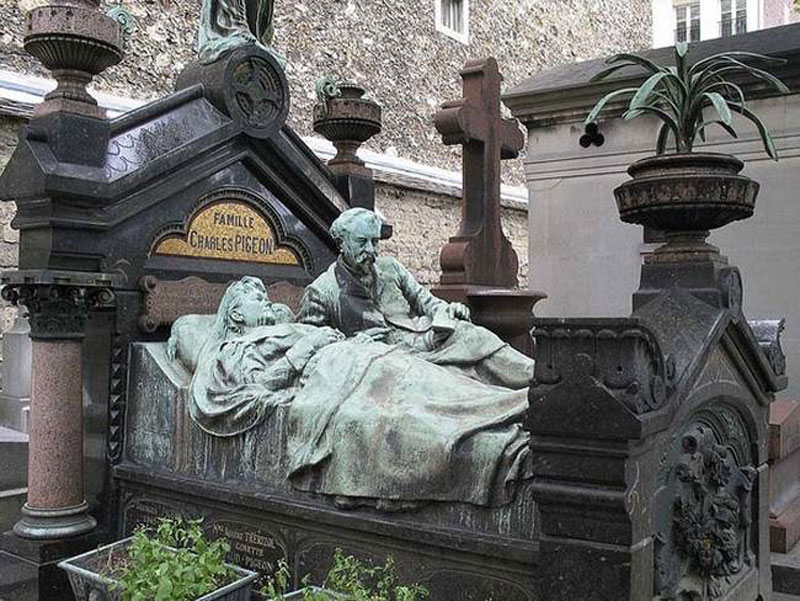 Paris, Fransa'da bir mezarlıktan. Akıl almaz derecede güzel bir mezar taşı