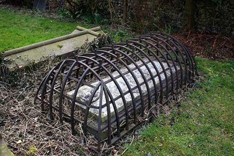 Viktorya döneminden kalma bu mezar tasarımı, ölülerin mezardan kaçmasını önlemekti. Bilirsiniz, zombiler veya vampirler olmaları durumunda