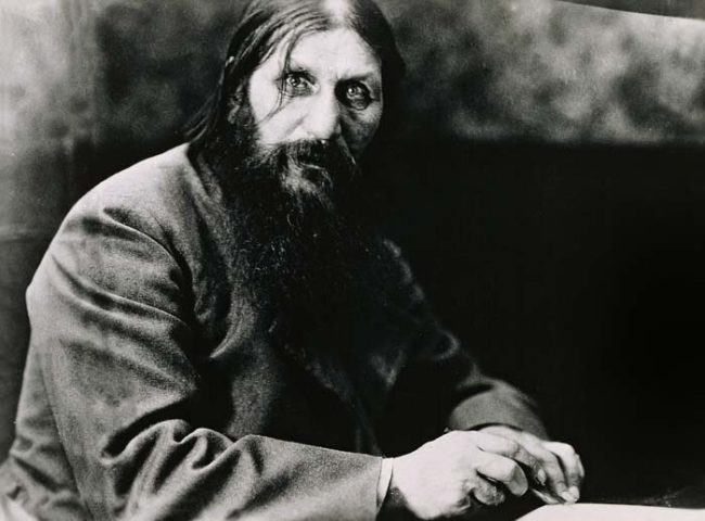 Rasputin, Çar ile olan güvenli konumundan, istediğini yapmakta özgürdü. Ancak, uygunsuz davranışı soylular arasındaki itibarını hızla zedeledi.