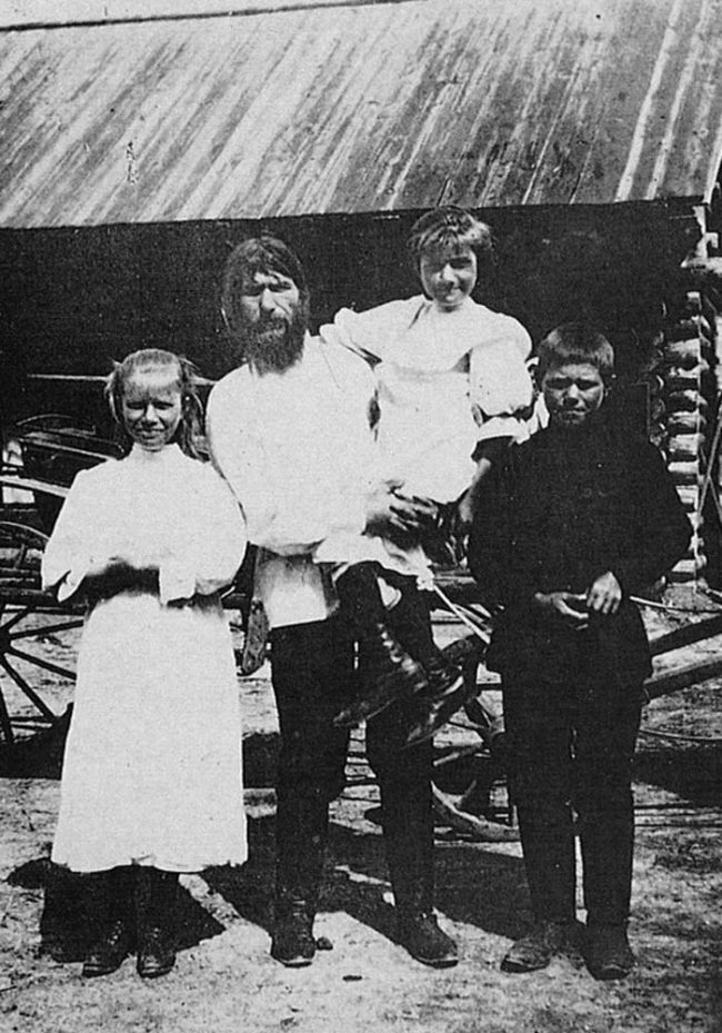 Savaş başladığında, Rasputin kraliyet ailesinin gözüne girmeye devam etti. Rusya'da işler kötüye giderken, Rasputin ve Çar, Çar II. Nicholas'ı cepheye gitmesi ve orduya bizzat komuta etmesi gerektiğine ikna etti.